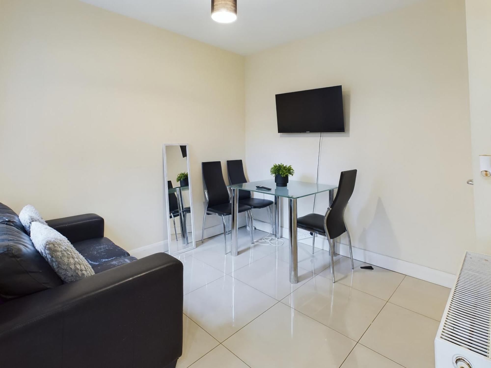 New! Classic 3br House Just 15 Mins To Centre Belfast