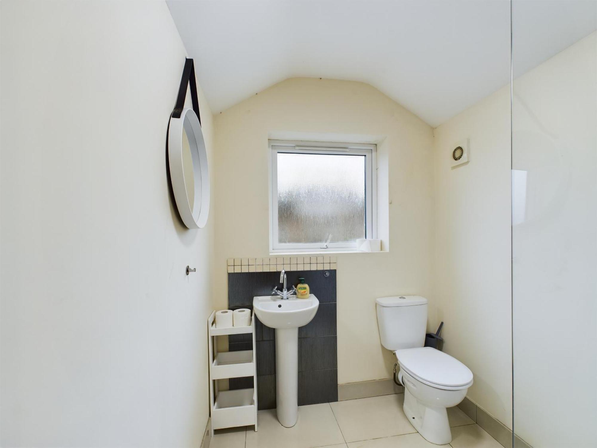 New! Classic 3br House Just 15 Mins To Centre Apartment *